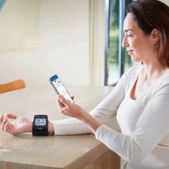 Omron RS7 tensiomètre électronique poignet Intelli IT